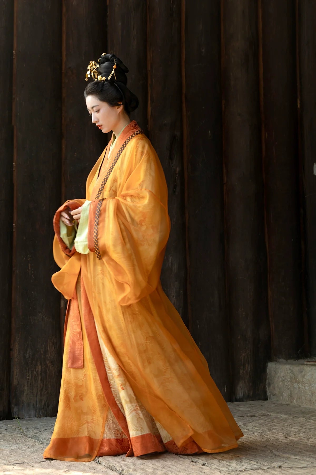Qiu Se 秋瑟 Gewand im Zhiju-Stil der Han-Dynastie „Herbstliches Schimmern“