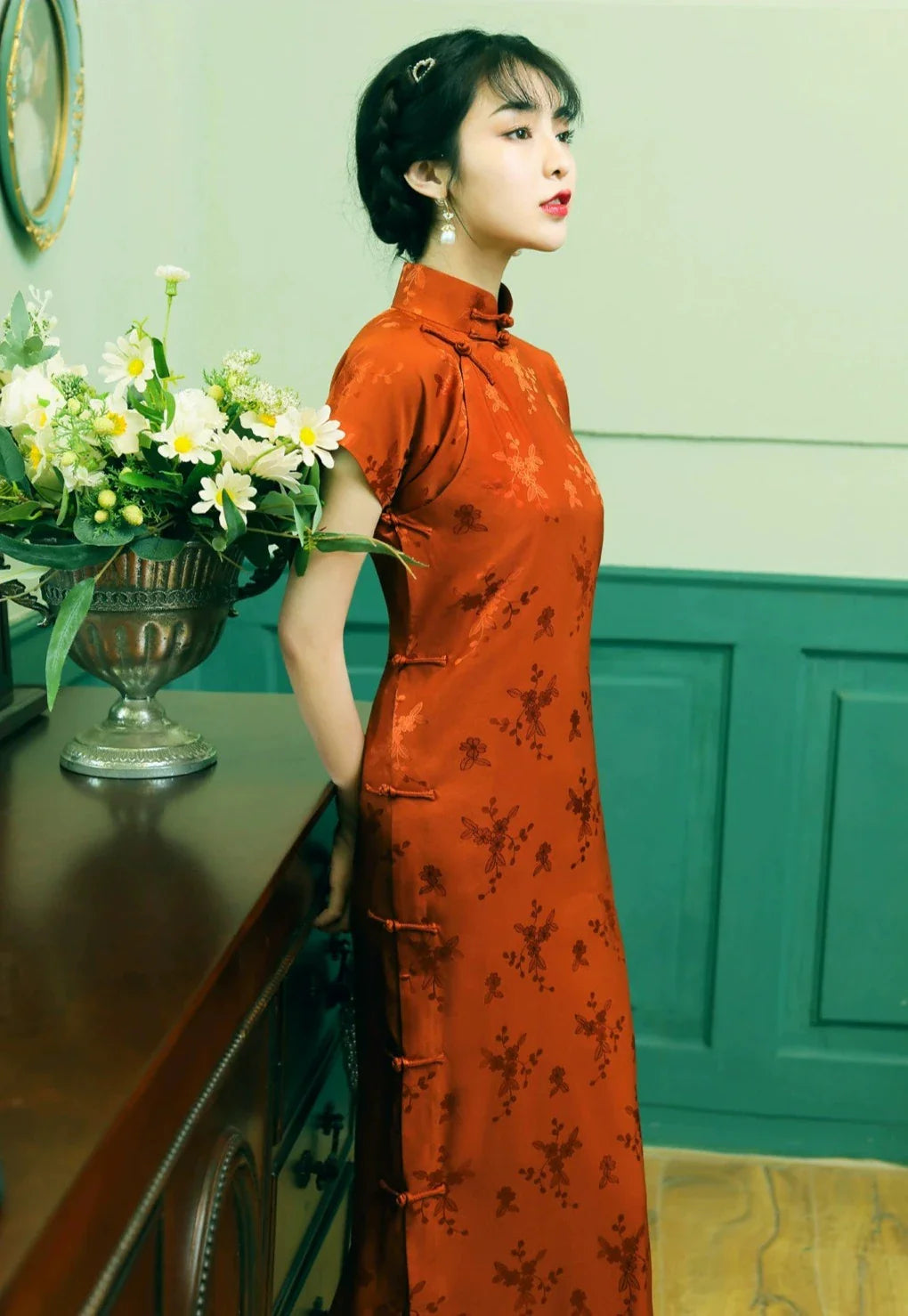 Tie Xu 鐵鏽 鏽紅色 1930年代緞面花卉短袖旗袍