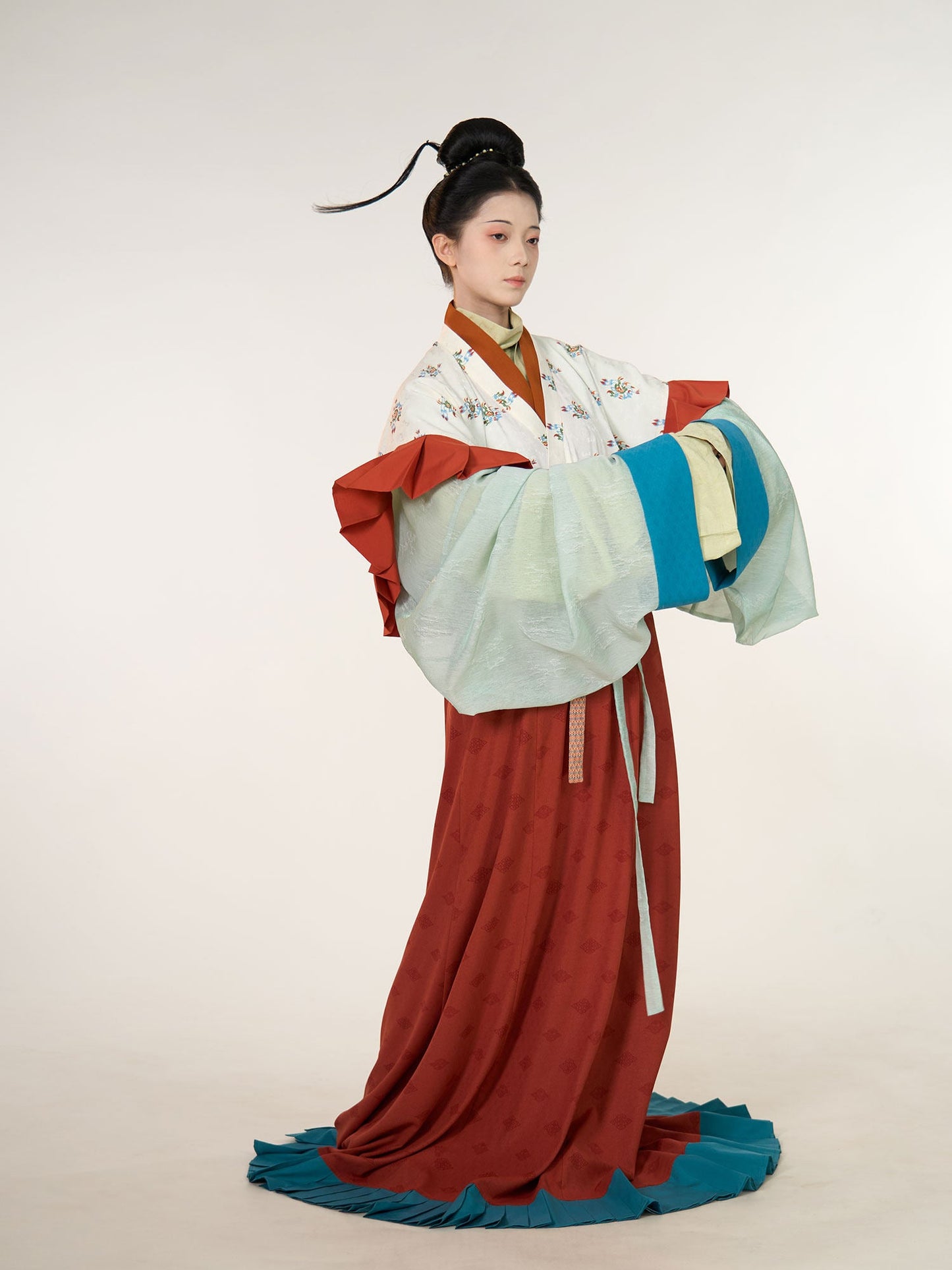Yunyou 云游 Wandering Clouds Eastern Han Restoration Ruffled Hem Jacquard Yaolan Ru Top & Poqun Skirt Set