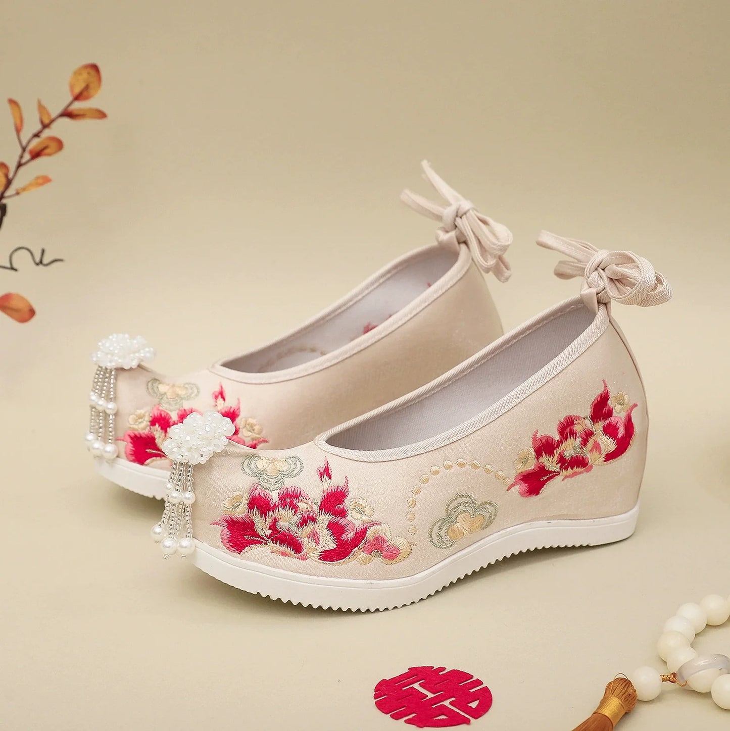 Sai Hong 腮红 Song Ming Embroidered Pearl Pointed Toe Gongxie Shoes