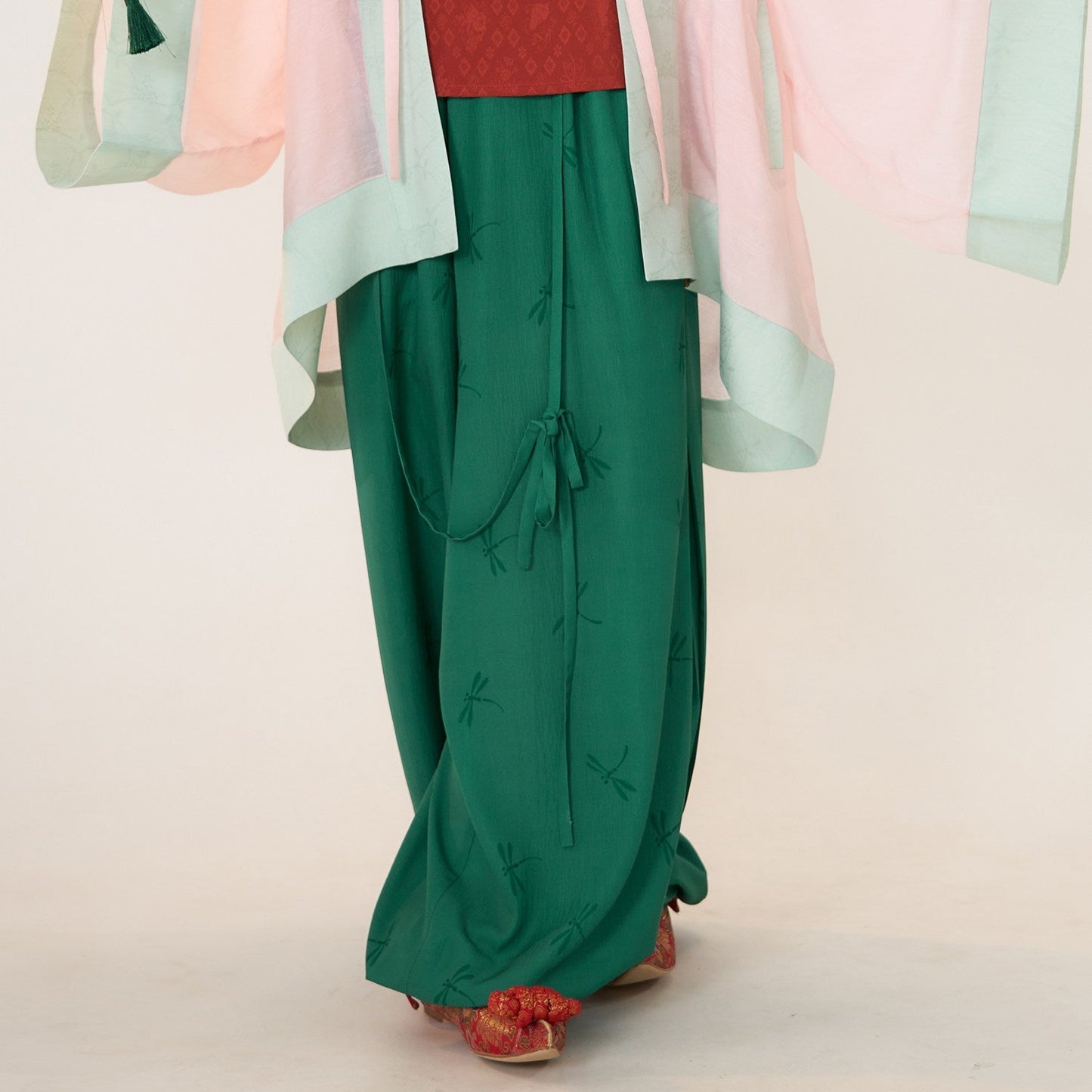 Chi Feng 驰风 Rushing Wind Southern Song Restoration Hedangku Pants & Haoxiu Racoon Sleeve Shanku Set