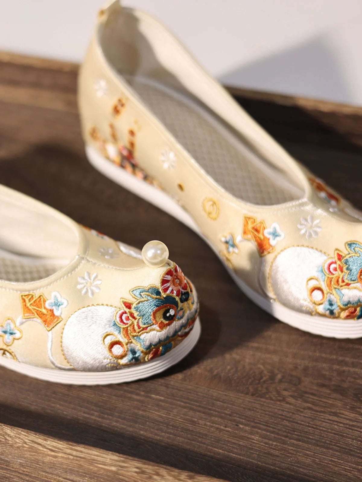 Lion Lion 狮狮 Song Ming Embroidered Pointed Tip Gong Xie Shoes
