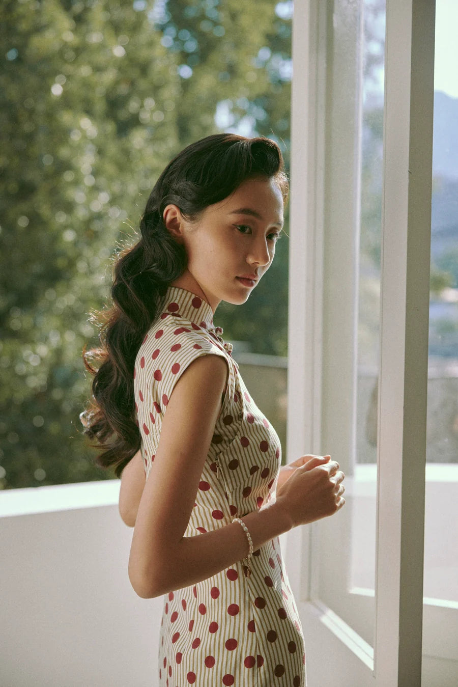Yuan Wuqu 圆舞曲 Waltz of Youth Midcentury Hong Kong Daily Cap Sleeve Qipao