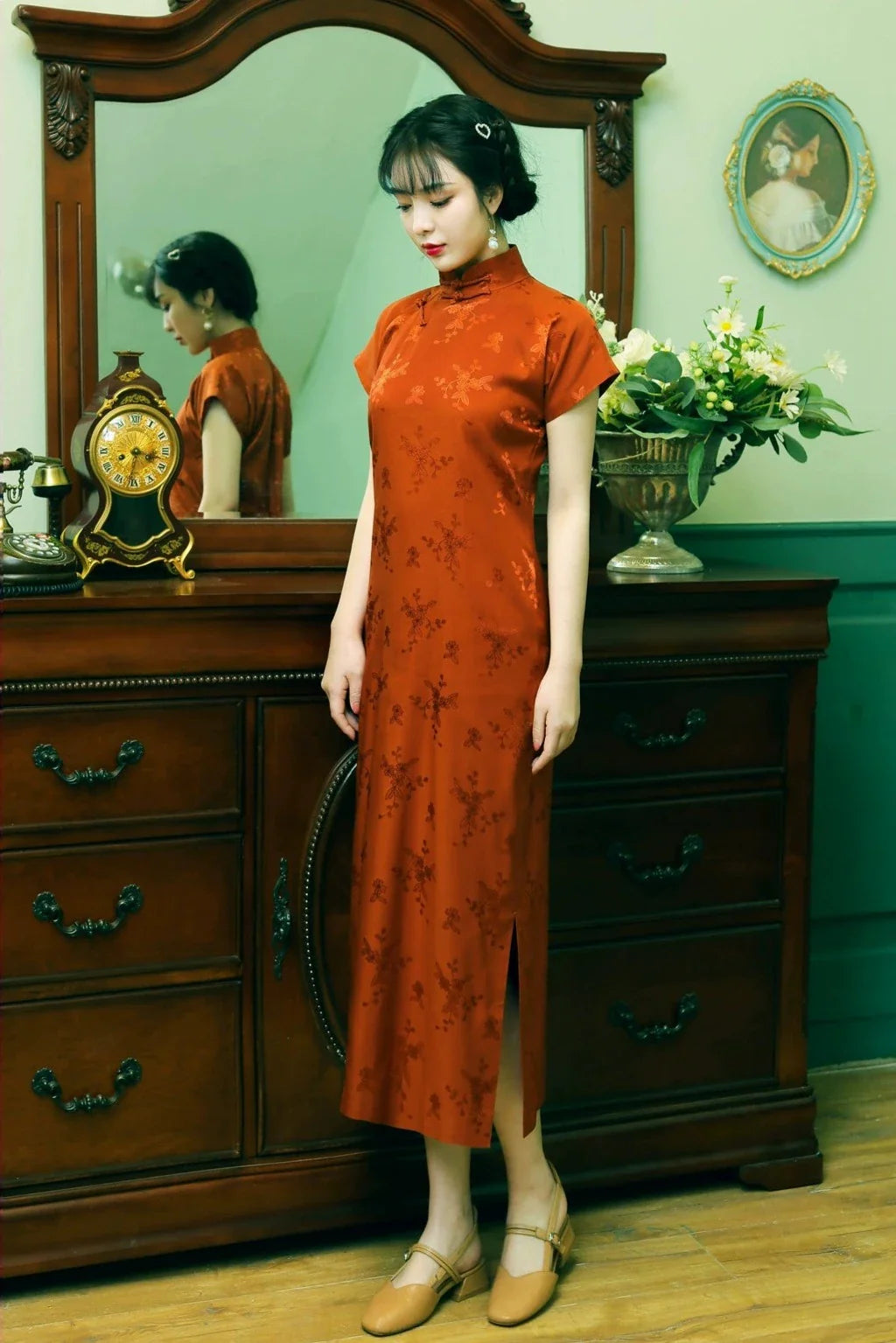 Tie Xu 鐵鏽 鏽紅色 1930年代緞面花卉短袖旗袍