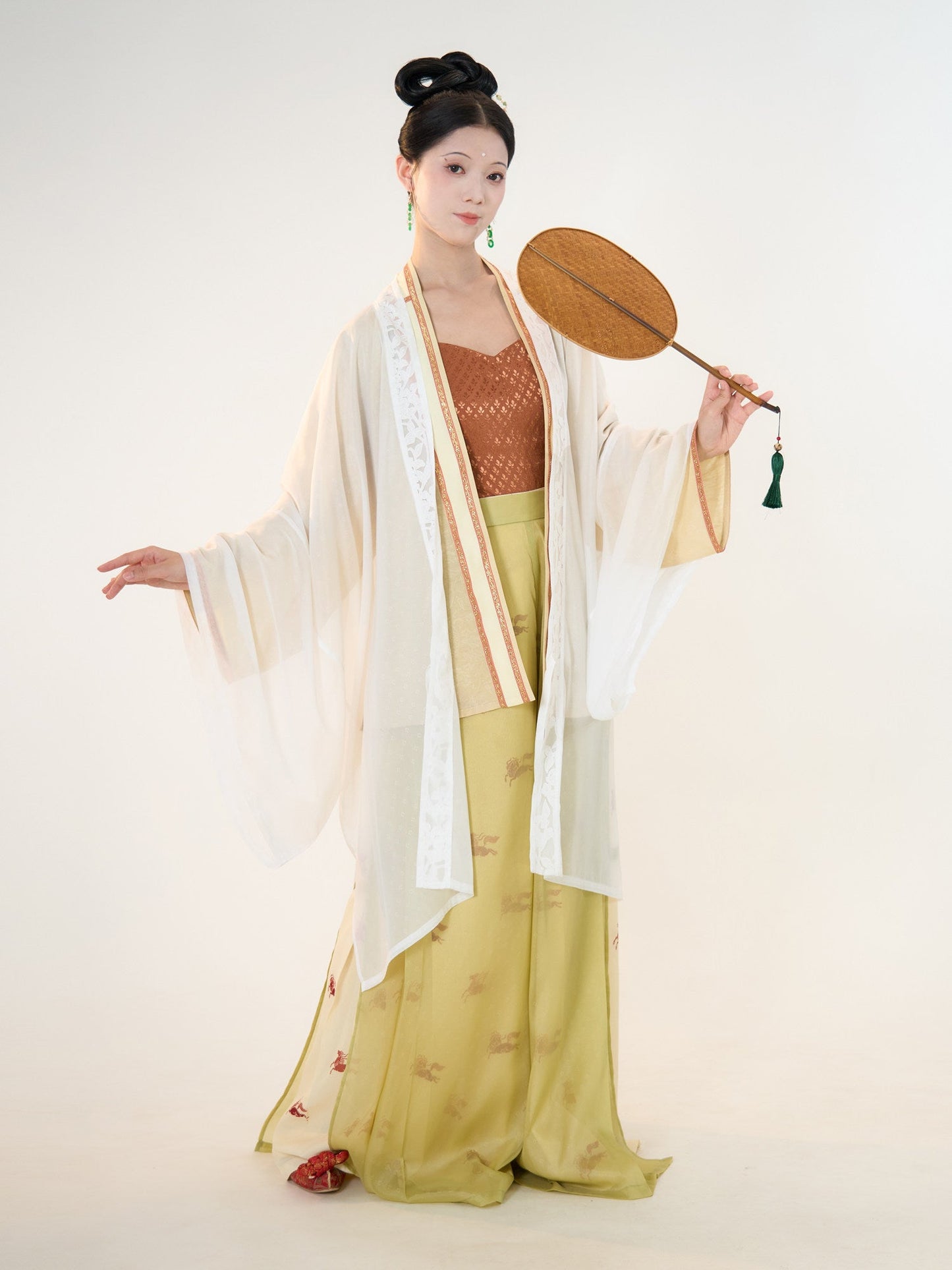 Chi Feng 驰风 Rushing Wind Southern Song Restoration Hedangku Pants & Haoxiu Racoon Sleeve Shanku Set