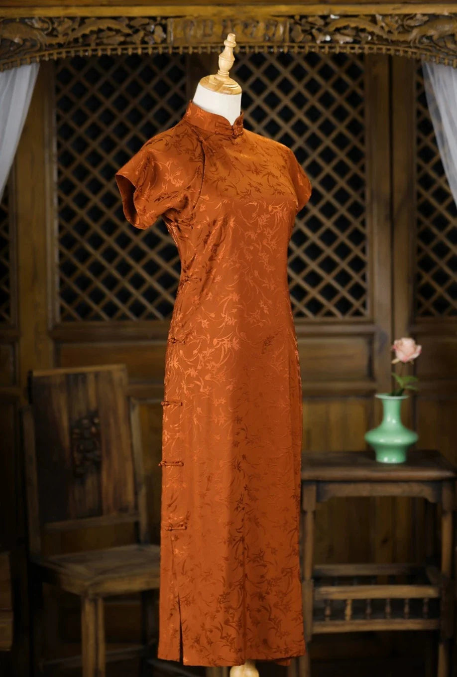 Tie Xu 鐵鏽 鏽紅色 1930年代緞面花卉短袖旗袍