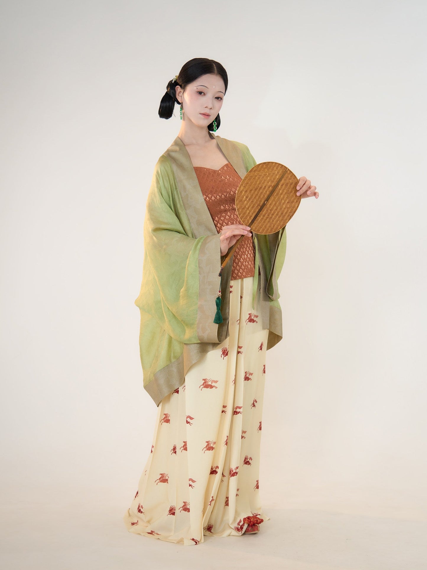 Chi Feng 驰风 Rushing Wind Southern Song Restoration Hedangku Pants & Haoxiu Racoon Sleeve Shanku Set