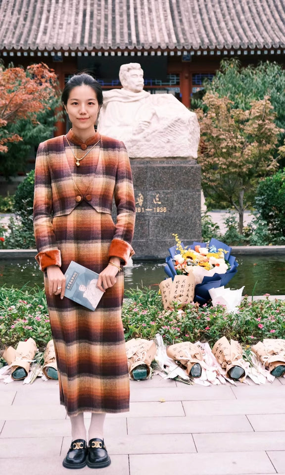 Lunyi Caocha 薰衣草茶 Lavendel-Tee 1940er Jahre inspiriertes kariertes Kaschmir-Woll-Qipao & verkürztes Blazer-Set
