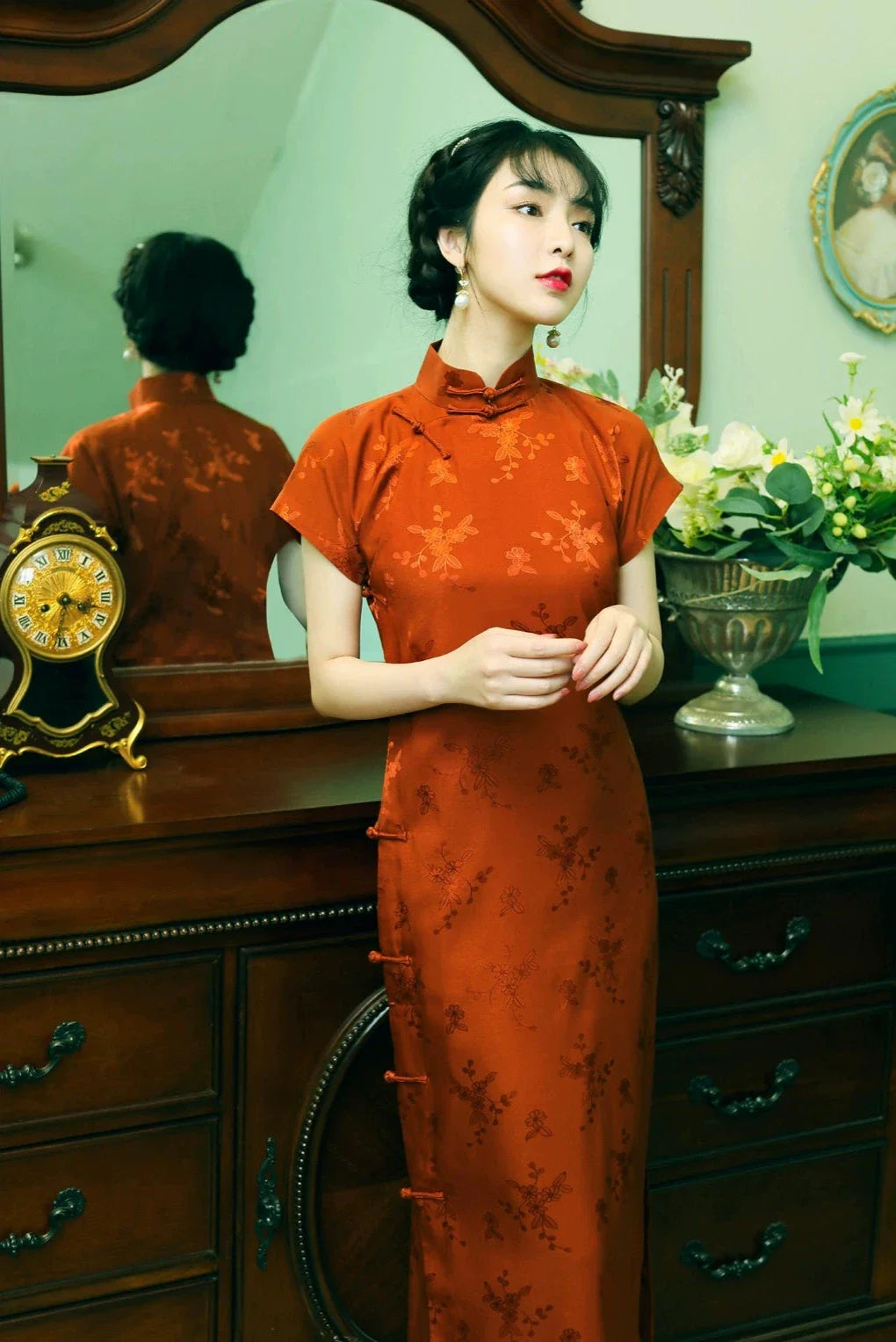 Tie Xu 鐵鏽 鏽紅色 1930年代緞面花卉短袖旗袍