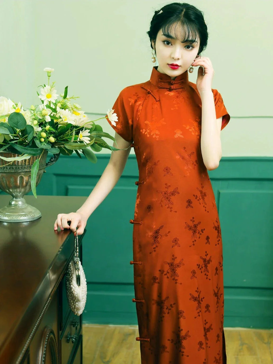 Tie Xu 鐵鏽 鏽紅色 1930年代緞面花卉短袖旗袍