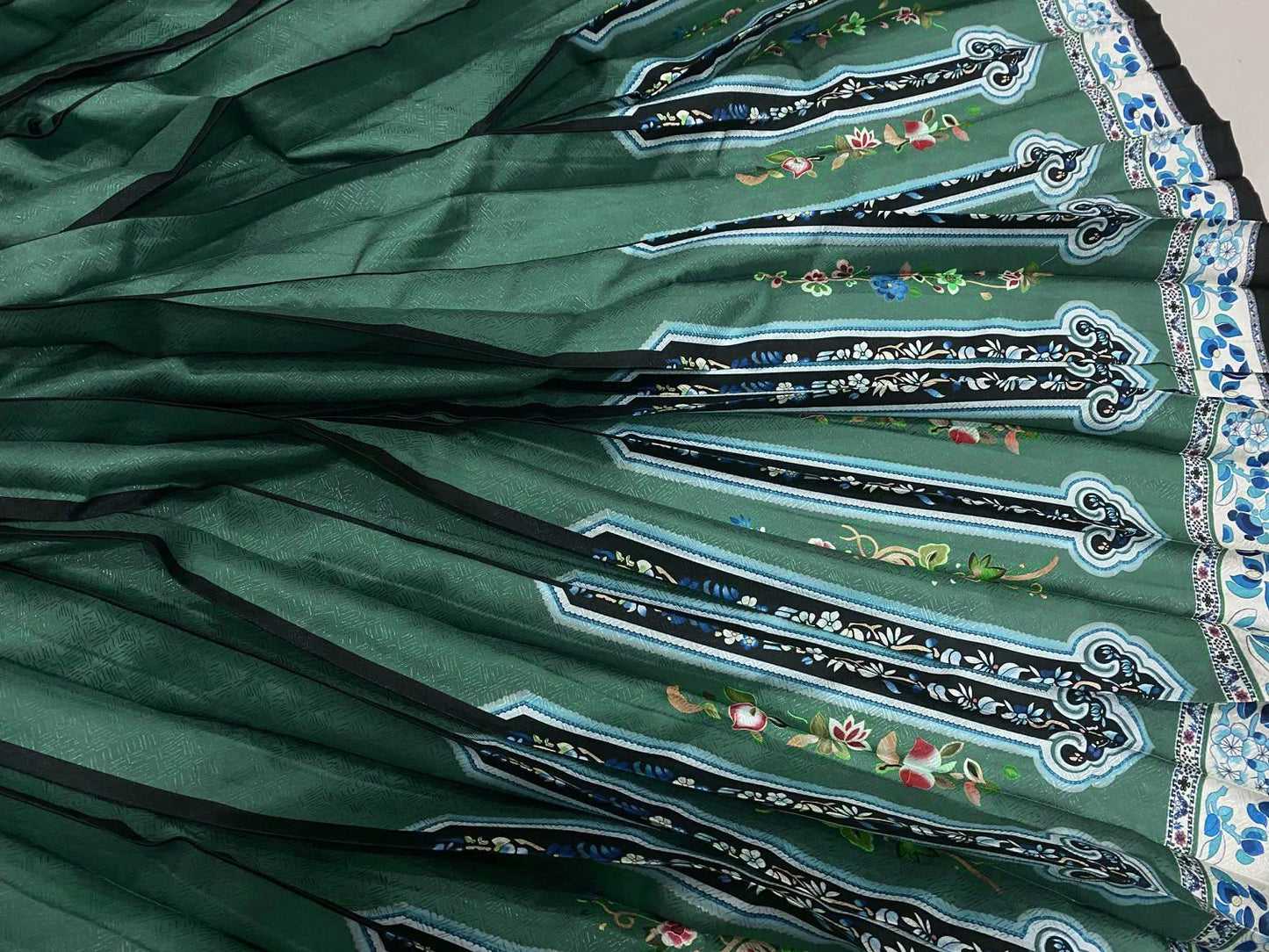 Jian Tou 箭头 Arrowhead Qing Dynasty Han Woman's Baizhequn Hundred Pleat Skirt