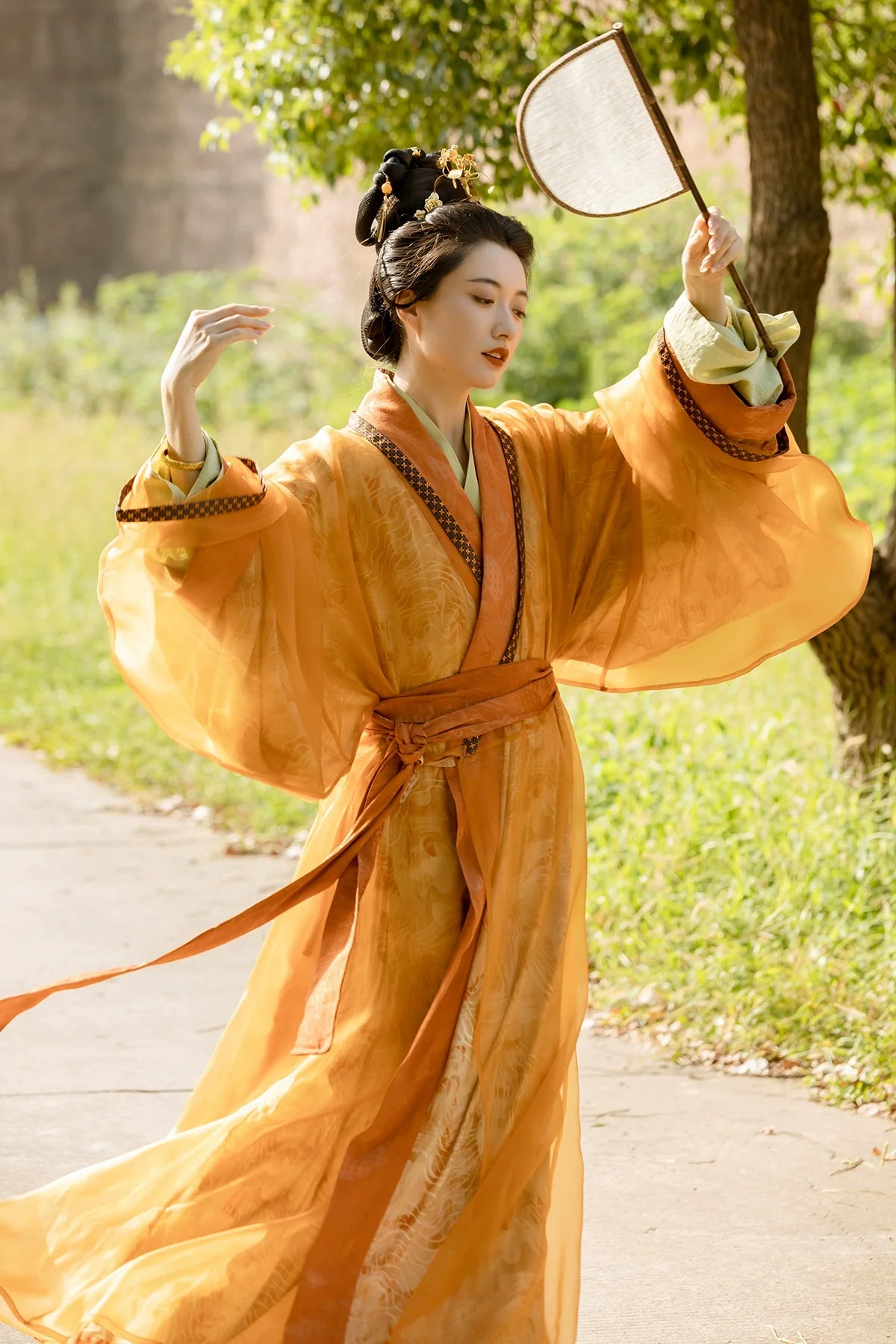 Qiu Se 秋瑟 Gewand im Zhiju-Stil der Han-Dynastie „Herbstliches Schimmern“