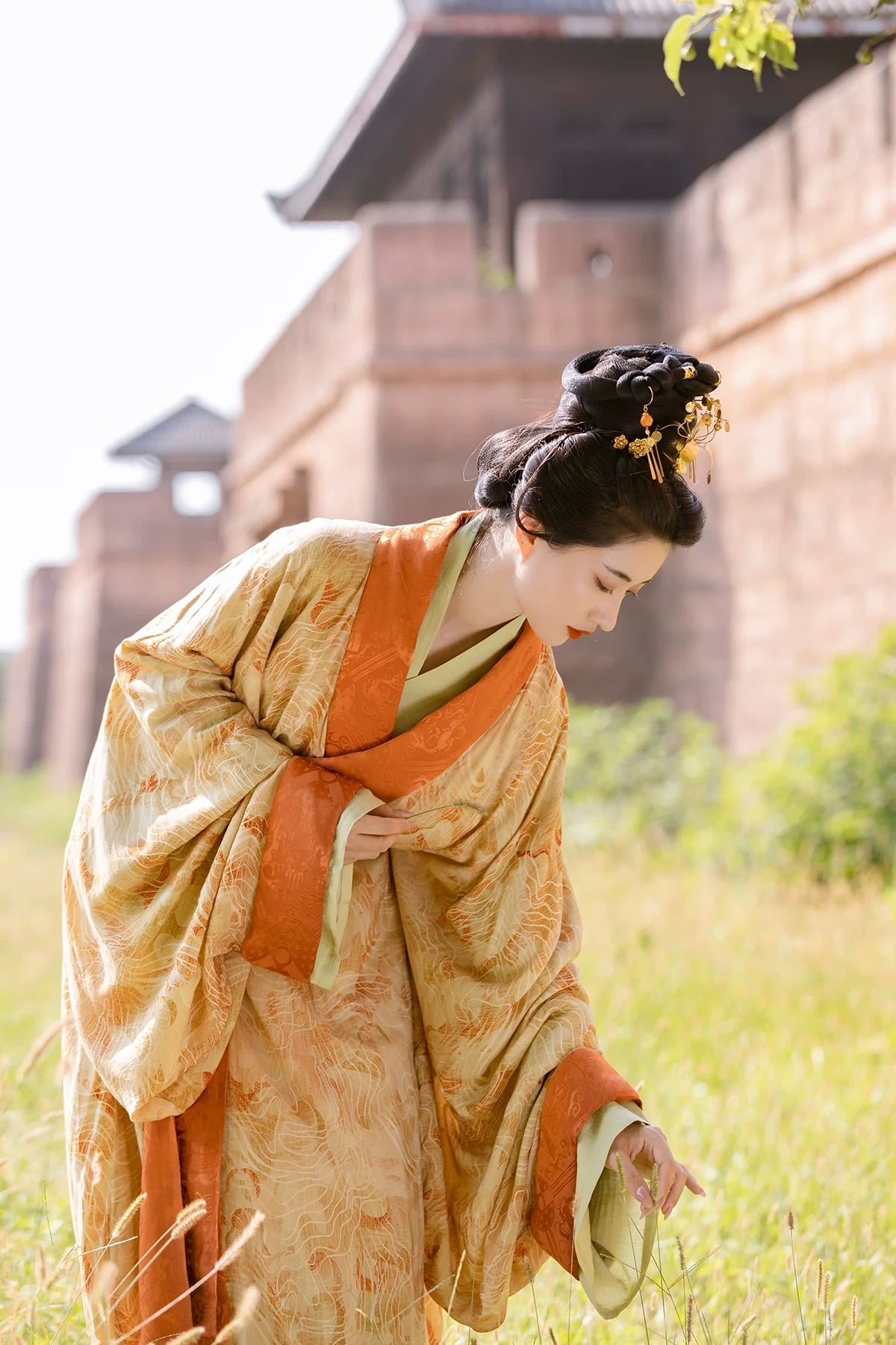 Qiu Se 秋瑟 Gewand im Zhiju-Stil der Han-Dynastie „Herbstliches Schimmern“
