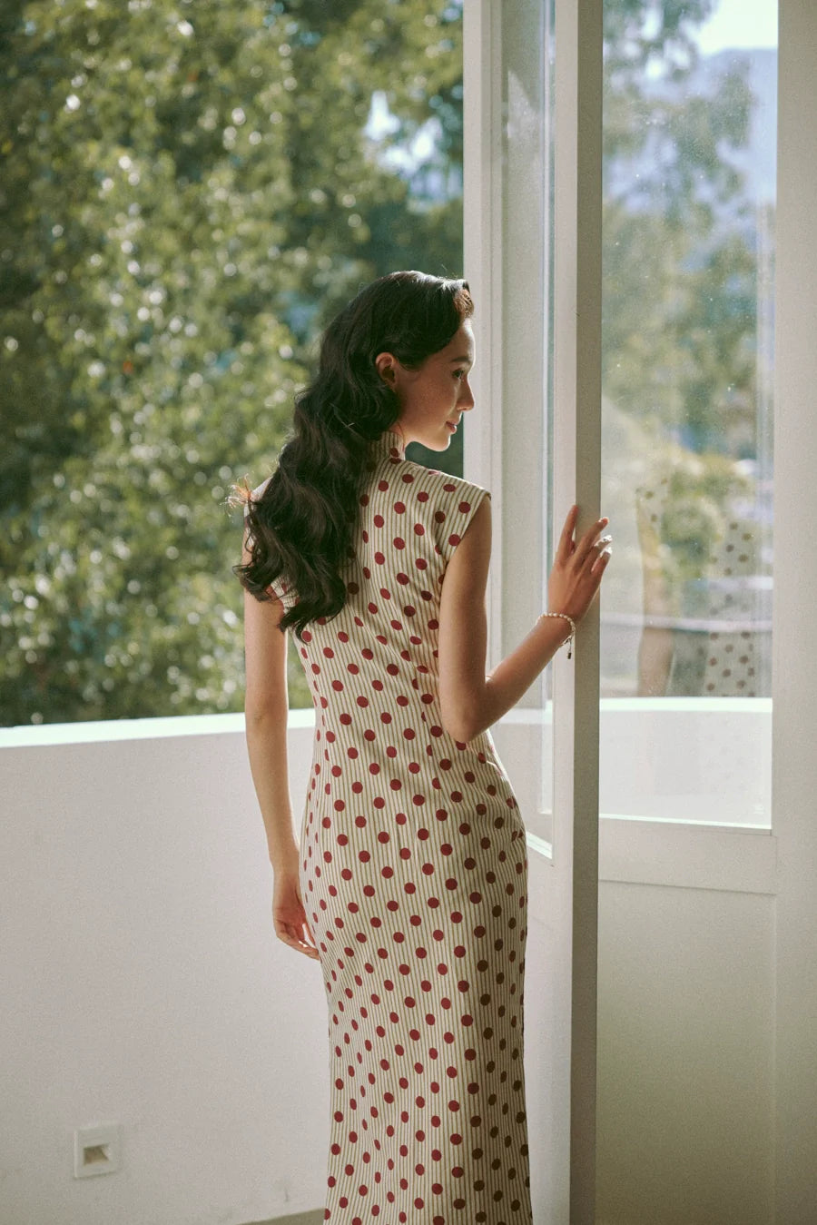 Yuan Wuqu 圆舞曲 Waltz of Youth Midcentury Hong Kong Daily Cap Sleeve Qipao