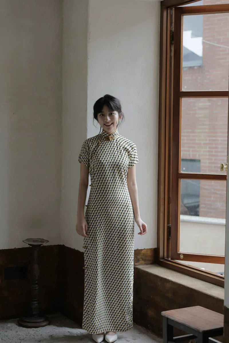 Duo Lun 多伦 1930s Retro Patterned Cotton Silk Short Sleeve Qipao