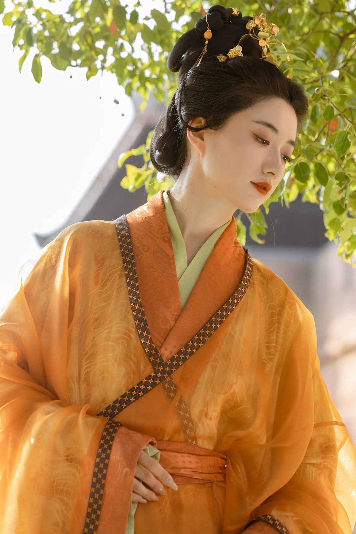 Qiu Se 秋瑟 Gewand im Zhiju-Stil der Han-Dynastie „Herbstliches Schimmern“
