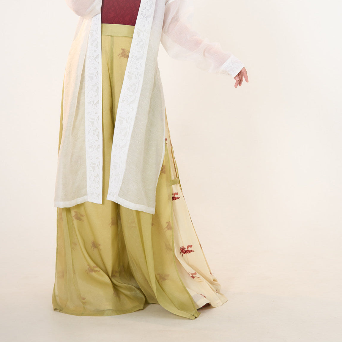 Chi Feng 驰风 Rushing Wind Southern Song Restoration Hedangku Pants & Haoxiu Racoon Sleeve Shanku Set