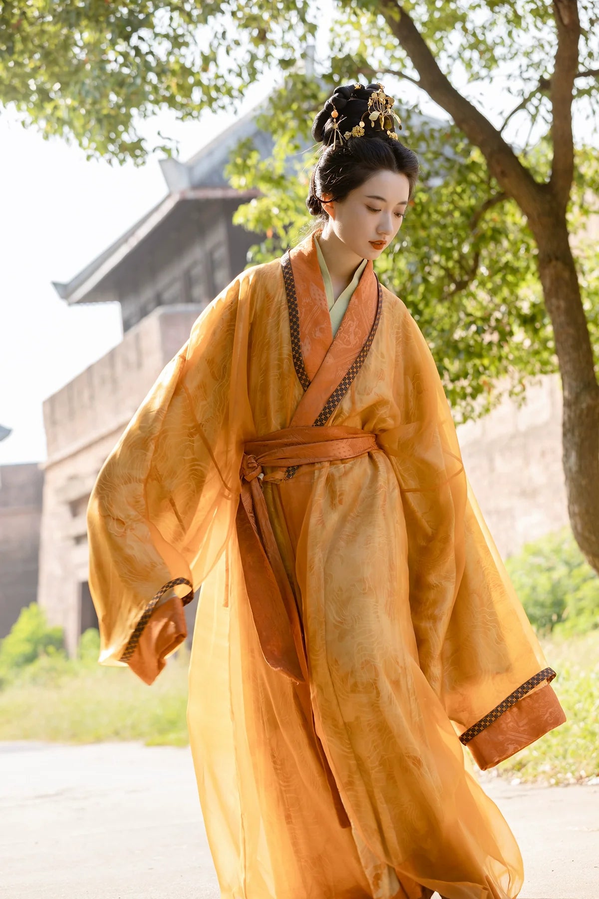 Qiu Se 秋瑟 Gewand im Zhiju-Stil der Han-Dynastie „Herbstliches Schimmern“