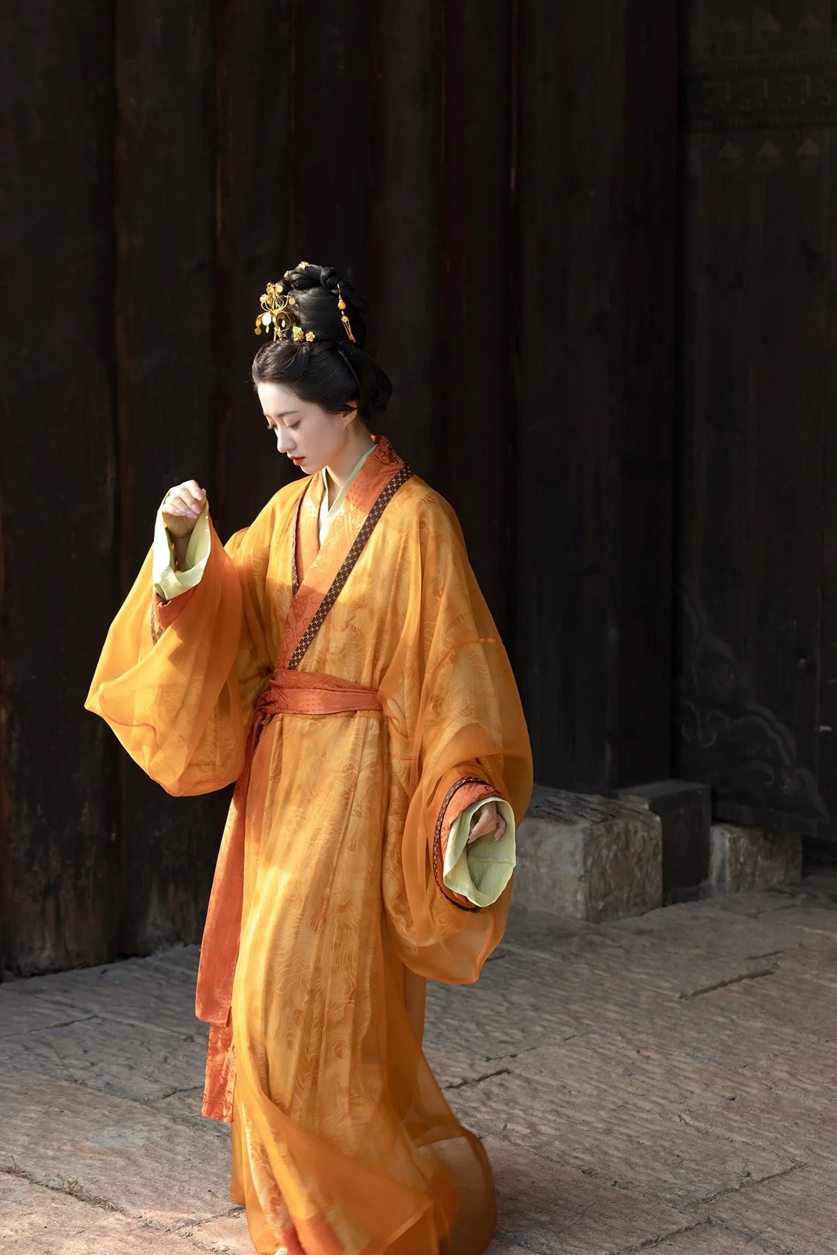 Qiu Se 秋瑟 Gewand im Zhiju-Stil der Han-Dynastie „Herbstliches Schimmern“