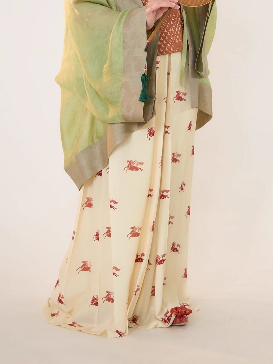 Chi Feng 驰风 Rushing Wind Southern Song Restoration Hedangku Pants & Haoxiu Racoon Sleeve Shanku Set