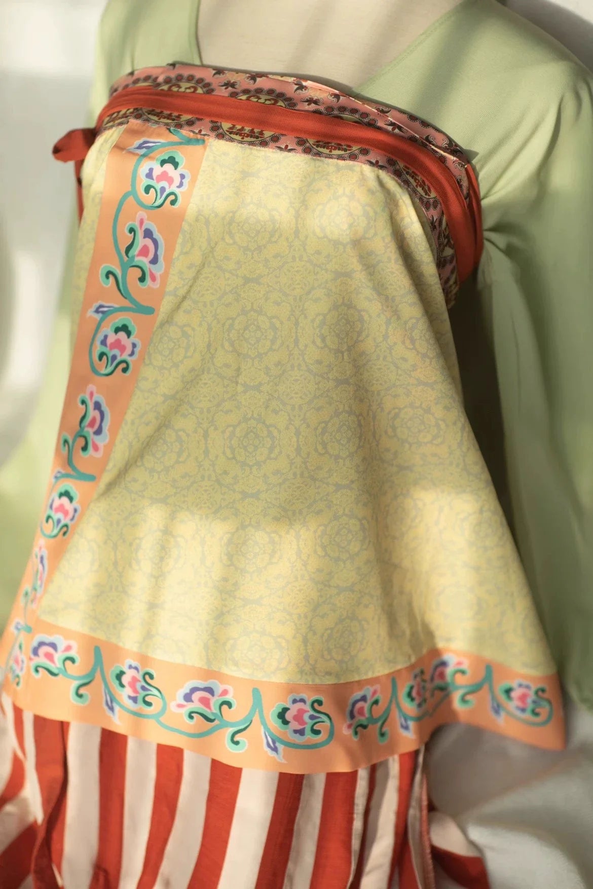 Mofu 饰陌 Early Tang Mural Restoration Waist Warmer