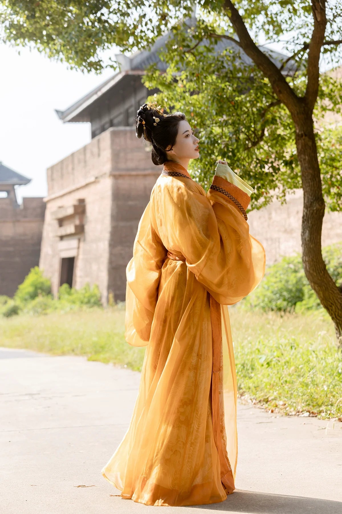 Qiu Se 秋瑟 Gewand im Zhiju-Stil der Han-Dynastie „Herbstliches Schimmern“