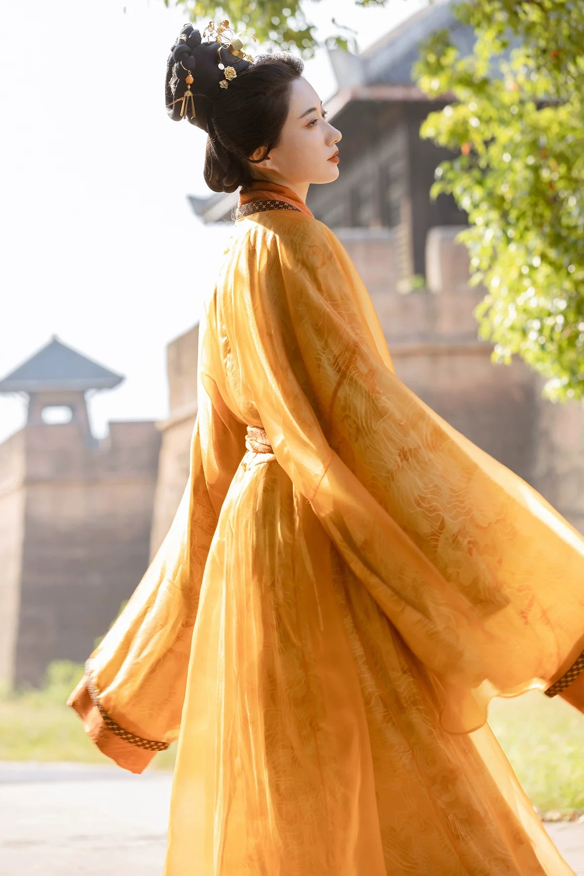 Qiu Se 秋瑟 Gewand im Zhiju-Stil der Han-Dynastie „Herbstliches Schimmern“
