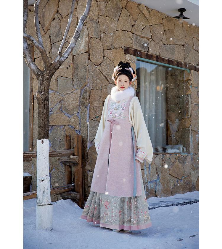 Zhu Xue 煮雪 Boiling Snow Ming Dynasty Winter Fur Bijia Vest & Mamian Skirt Set