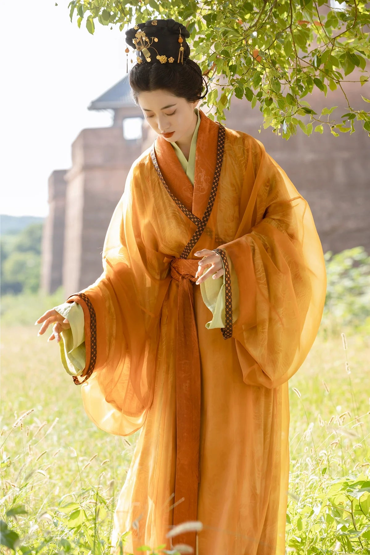 Qiu Se 秋瑟 Gewand im Zhiju-Stil der Han-Dynastie „Herbstliches Schimmern“